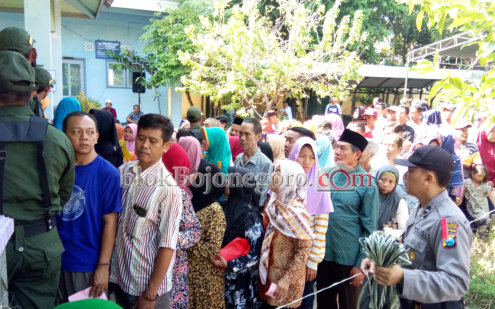 Berdesak-Desakan, Pemilih di Desa Campurejo Pingsan